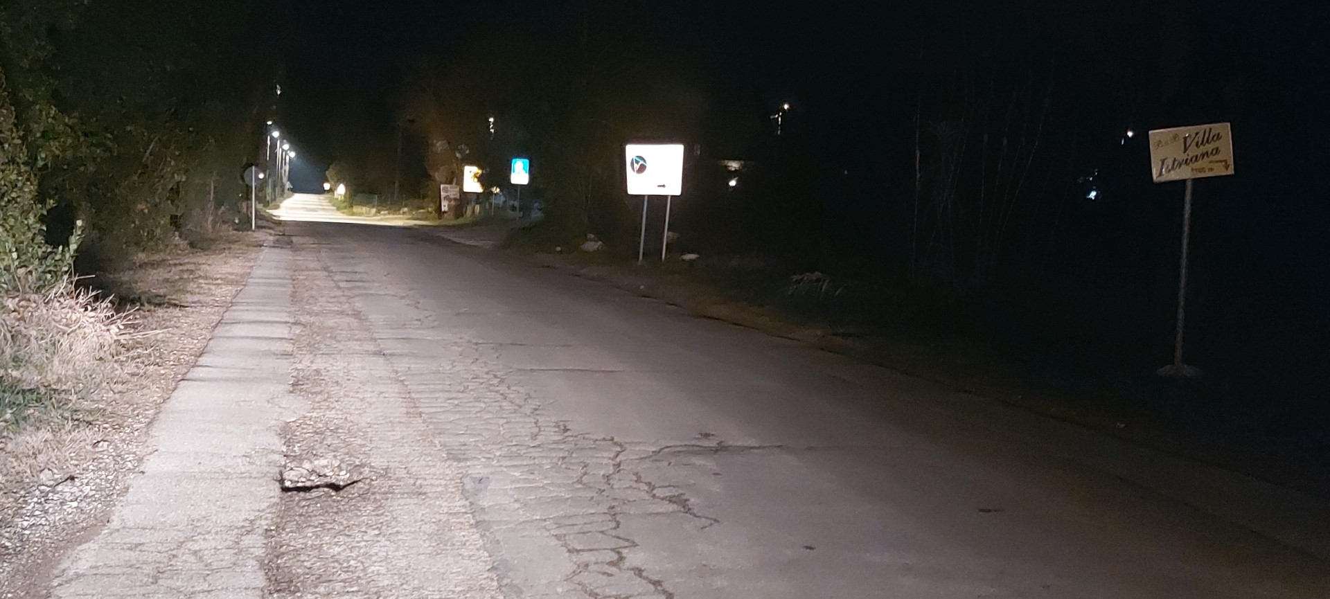 Oprez! Izbjegnite opasne rupe na putu.